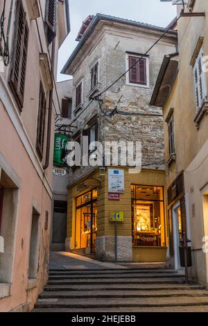 KOPER, SLOWENIEN - 15. MAI 2019: Schmale Straße in Koper, Slowenien Stockfoto