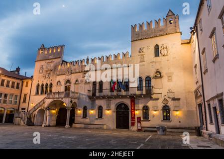 KOPER, SLOWENIEN - 15. MAI 2019: Abendansicht des Praetorianischen Palastes auf dem Titov Trg Platz in Koper, Slowenien Stockfoto