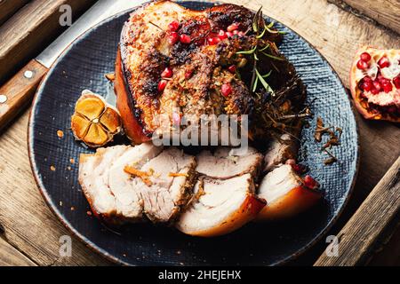 Gebratenes Fleisch mit Kräutern und Gewürzen auf einem alten Vintage-Tisch Stockfoto