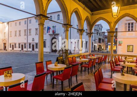 KOPER, SLOWENIEN - 15. MAI 2019: Restaurant im Loggia-Palast auf dem Titov Trg-Platz in Koper, Slowenien Stockfoto