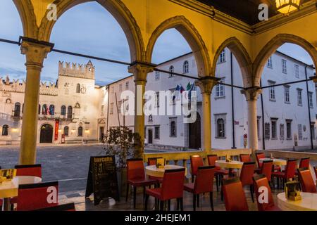 KOPER, SLOWENIEN - 15. MAI 2019: Restaurant im Loggia-Palast auf dem Titov Trg-Platz in Koper, Slowenien Stockfoto