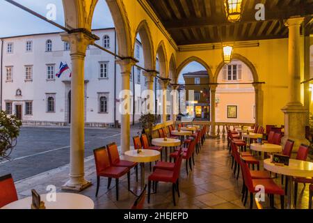 KOPER, SLOWENIEN - 15. MAI 2019: Restaurant im Loggia-Palast auf dem Titov Trg-Platz in Koper, Slowenien Stockfoto