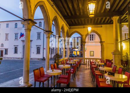 KOPER, SLOWENIEN - 15. MAI 2019: Restaurant im Loggia-Palast auf dem Titov Trg-Platz in Koper, Slowenien Stockfoto