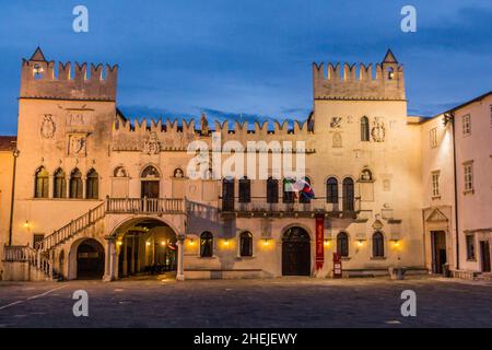 KOPER, SLOWENIEN - 15. MAI 2019: Abendansicht des Praetorianischen Palastes auf dem Titov Trg Platz in Koper, Slowenien Stockfoto