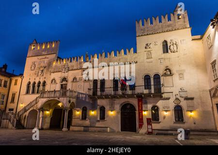 KOPER, SLOWENIEN - 15. MAI 2019: Abendansicht des Praetorianischen Palastes auf dem Titov Trg Platz in Koper, Slowenien Stockfoto