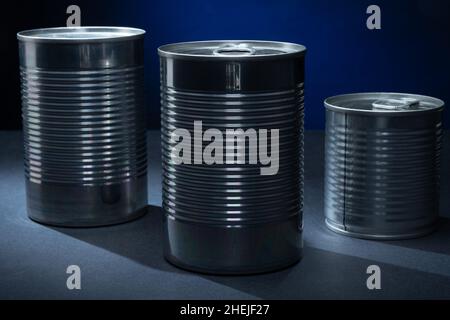 Helsinki / Finnland - 11. JANUAR 2022: Nahaufnahme von zwei Metalldosen vor blauem Hintergrund. Stockfoto