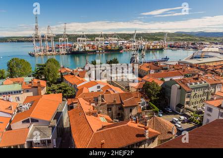 KOPER, SLOWENIEN - 16. MAI 2019: Luftaufnahme von Koper mit seinem Containerhafen, Slowenien Stockfoto