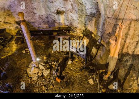 PREDJAMA, SLOWENIEN - 17. MAI 2019: Folterkammer im Schloss Predjama, Slowenien Stockfoto