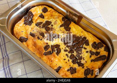 Kasserolle mit Quark. Gebackener Hüttenkäse mit Schokolade Stockfoto
