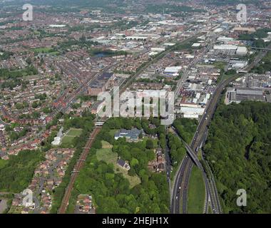 Luftaufnahme der Straßen- und Eisenbahnverbindungen, die von Süden in Richtung Stadtzentrum von Bolton kommen Stockfoto