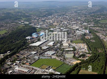 Luftaufnahme der Industrie- und Einzelhandelsentwicklung von Huddersfield entlang der Leeds Road A62 in Richtung Westen zum Stadtzentrum Stockfoto