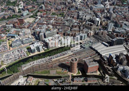 Luftaufnahme der Skyline von Leeds Stadtzentrum mit dem Bahnhof im unmittelbaren Vordergrund Stockfoto