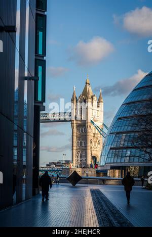 Neugeschäftsentwicklung in Morgan's Lane und Blick auf Tower Bridge, London, England, Großbritannien Stockfoto