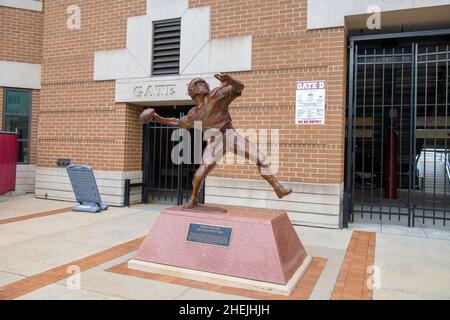 Doug Flute die Hail Mary Pass Statue vor dem Haupteingang des Alumni Stadions im Boston College, Chestnut Hill, Newton, Massachusetts, USA. Stockfoto