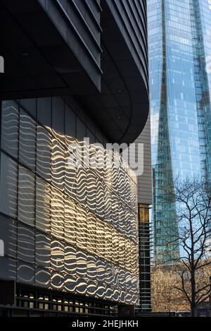 Neugeschäftsentwicklung in Morgan's Lane und Blick auf den Shard-Wolkenkratzer, London, England, Großbritannien Stockfoto