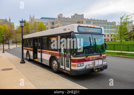 Shuttle Bus auf dem Hauptcampus des Boston College in Chestnut Hill, Stadt Newton, Massachusetts, USA. Stockfoto
