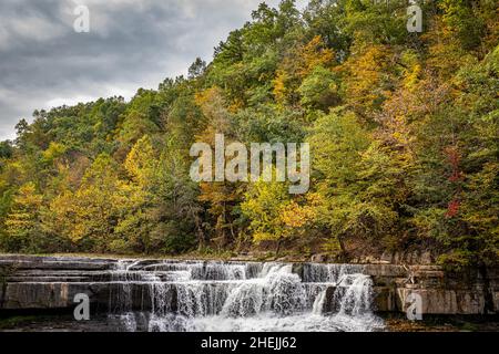 Taughannock Creek während der Herbstfärbung der Blätter in der Finger Lakes-Region im Bundesstaat New York. Stockfoto