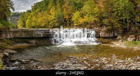 Taughannock Creek während der Herbstfärbung der Blätter in der Finger Lakes-Region im Bundesstaat New York. Stockfoto