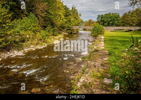 Taughannock Creek während der Herbstfärbung der Blätter in der Finger Lakes-Region im Bundesstaat New York. Stockfoto