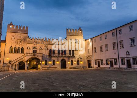 Abendansicht des Praetorianischen Palastes auf dem Titov Trg Platz in Koper, Slowenien Stockfoto