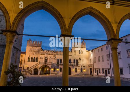 Abendansicht des Praetorianischen Palastes auf dem Titov Trg Platz in Koper, Slowenien Stockfoto