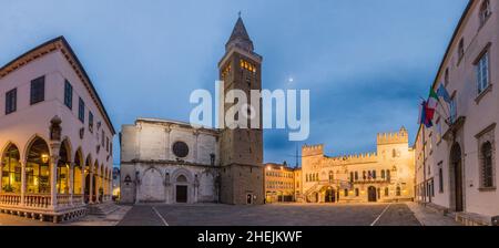 Abendpanorama des Titov Trg Platzes in Koper, Slowenien Stockfoto