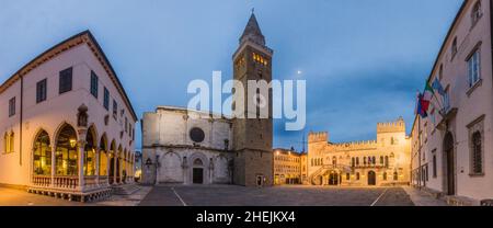 Abendpanorama des Titov Trg Platzes in Koper, Slowenien Stockfoto