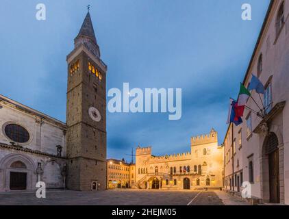 Abendpanorama des Titov Trg Platzes in Koper, Slowenien Stockfoto