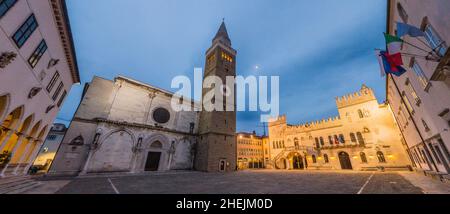 Abendpanorama des Titov Trg Platzes in Koper, Slowenien Stockfoto