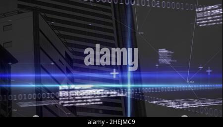 Bild von Statistiken, binärer Codierung und Finanzdatenverarbeitung über Grid Stockfoto