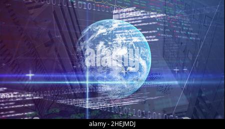 Bild von Statistiken, binärer Codierung und finanzieller Datenverarbeitung auf der ganzen Welt Stockfoto