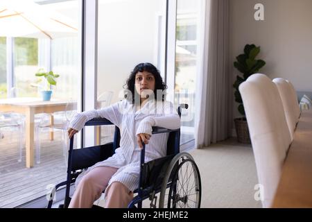 Porträt einer afroamerikanischen behinderten Frau auf einem Rollstuhl zu Hause Stockfoto