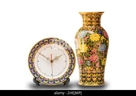 Schöne Benjarong Uhr und Vase auf weißem Hintergrund mit Schneideweg. Benjarong, thailändisches Porzellandesign in fünf Farben. Das kostbare Souveni Stockfoto