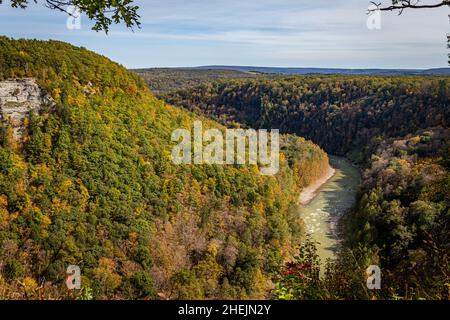 Der Blick von Great Bend blickt auf den Genesee River, der sich während des Herbstlaub-CO durch das Genesee River Valley im Letchworth State Park schlängelt Stockfoto