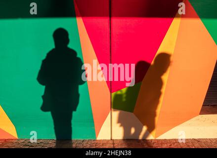 Die Wand entlang der Uferpromenade am See in Zug, Schweiz, ist mit geometrischen Formen in einer Vielzahl von lebendigen Farben verziert. Konzentrieren Sie sich auf die Wände Stockfoto