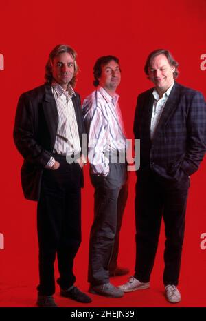 DETROIT - SEPTEMBER 28: (L-R) Keyboarder Richar Wright (1943-2008), Schlagzeuger und Gründungsmitglied Nick Mason und Gitarrist, Sänger und Songwriter Davcid Gilmour, alle Mitglieder von Pink Floyd, posieren während der 'Momentary Lapse of Reason Tour' der Band am 28. September 1987 in Rosemont, IL, backstage im Rosemont Horizon. Bild: Ross Marino/Rock Negatives /MediaPunch Stockfoto