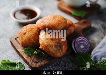 Kachori oder Kachouri: Beliebter frittierter indischer Snack mit Chutney und selektivem Fokus Stockfoto