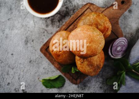 Kachori oder Kachouri: Beliebter frittierter indischer Snack mit Chutney und selektivem Fokus Stockfoto