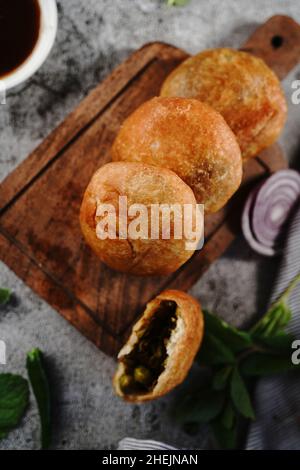 Kachori oder Kachouri: Beliebter frittierter indischer Snack mit Chutney und selektivem Fokus Stockfoto