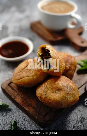 Kachori oder Kachouri: Beliebter frittierter indischer Snack mit Chutney und selektivem Fokus Stockfoto