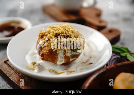 Raj Kachori oder Kachouri - Indischer frittierter Snack, gefüllt mit Potatoestopped mit Joghurt-Schnitzel und sev Stockfoto