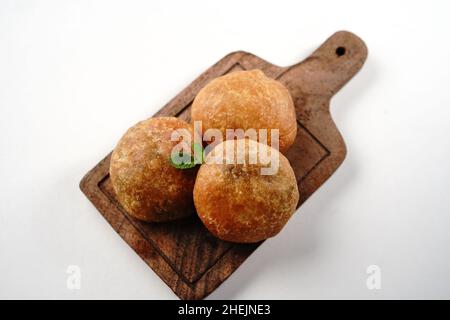 Kachori oder Kachouri isoliert auf weißem, selektivem Fokus Stockfoto