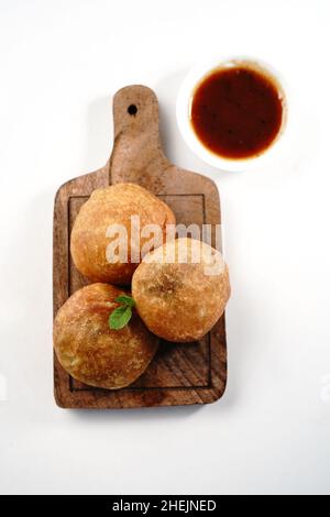 Kachori oder Kachouri isoliert auf weißem, selektivem Fokus Stockfoto