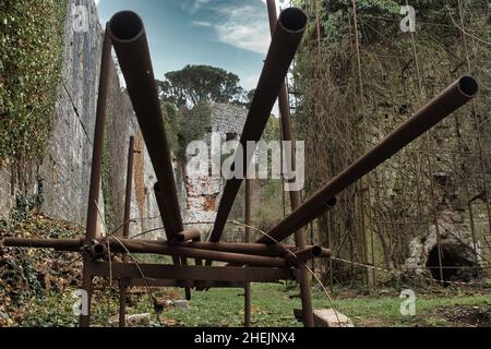 Rostige Baumaschinen wurden bei einer gescheiterten Renovierung der Ruinen in Ripafratta zurückgelassen Stockfoto