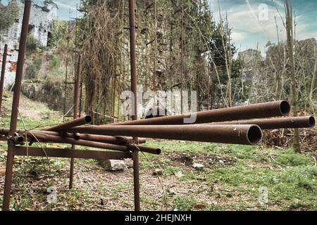 Rostige Baumaschinen wurden bei einer gescheiterten Renovierung der Ruinen in Ripafratta zurückgelassen Stockfoto