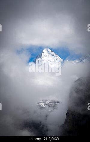 Schneebedeckter Gipfel des Eiger, der aus dem Morgennebel auftaucht, Murren, Jungfrau Region, Kanton Bern, Schweiz Stockfoto