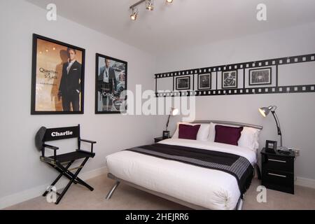 Film- und Kinothema Jungen Kinderzimmer, Schwarz-Weiß-Thema, Bett, Kissen, Regiestuhl, James Bond, 007, Nachttischlampen, Stockfoto