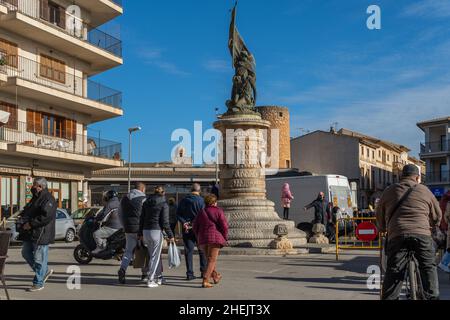 Llucmajor, Spanien; januar 07 2022: Wöchentlicher Straßenmarkt in der mallorquinischen Stadt Llucmajor. Anbieter und Kunden mit Masken aufgrund von Einschränkungen durch den Stockfoto