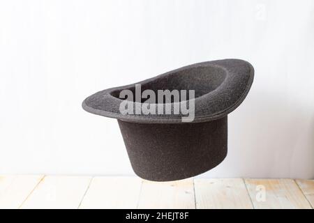 Schwebender hoher Hut auf weißem Hintergrund Stockfoto