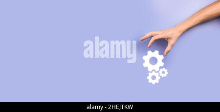 Hand hält Metall Zahnräder und Zahnräder Mechanismus der Interaktion Teamwork Konzept, Hand halten Gruppe von virtuellen Zahnräder Rad. Stockfoto